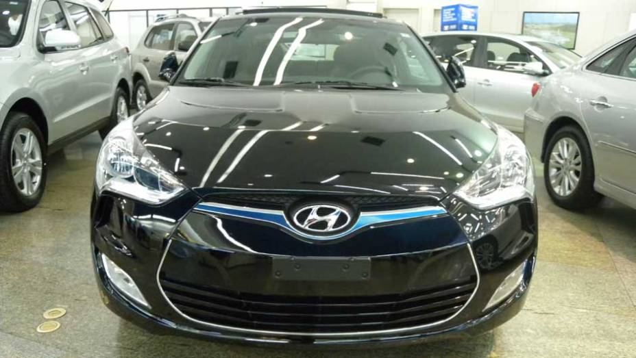 Hyundai Veloster | <a href="https://preprod.quatrorodas.abril.com.br/noticias/veloster-elantra-ja-estao-venda-concessionarias-hyundai-303518_p.shtml" rel="migration">Leia mais</a>