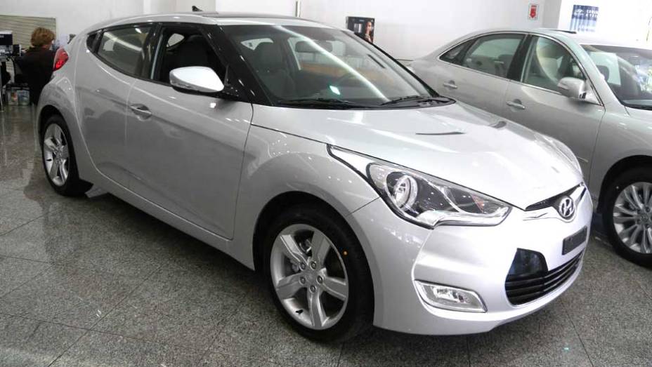 Hyundai Veloster | <a href="https://preprod.quatrorodas.abril.com.br/noticias/veloster-elantra-ja-estao-venda-concessionarias-hyundai-303518_p.shtml" rel="migration">Leia mais</a>