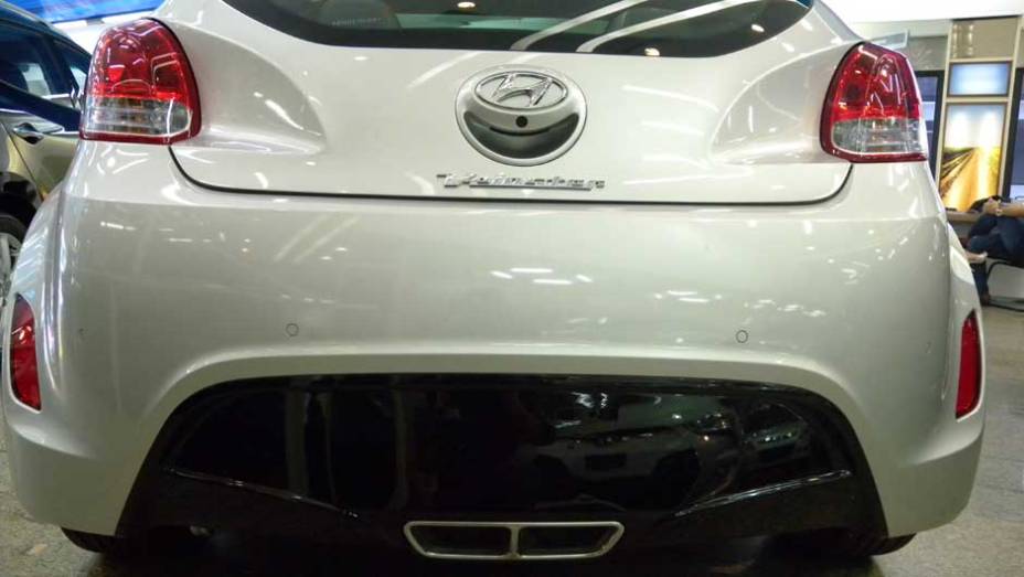 Hyundai Veloster | <a href="https://preprod.quatrorodas.abril.com.br/noticias/veloster-elantra-ja-estao-venda-concessionarias-hyundai-303518_p.shtml" rel="migration">Leia mais</a>