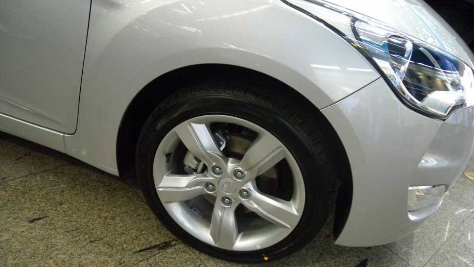 Hyundai Veloster | <a href="https://preprod.quatrorodas.abril.com.br/noticias/veloster-elantra-ja-estao-venda-concessionarias-hyundai-303518_p.shtml" rel="migration">Leia mais</a>
