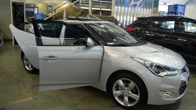 Hyundai Veloster | <a href="https://preprod.quatrorodas.abril.com.br/noticias/veloster-elantra-ja-estao-venda-concessionarias-hyundai-303518_p.shtml" rel="migration">Leia mais</a> Hyundai Veloster | <a href="https://preprod.quatrorodas.abril.com.br/noticias/veloster-elantra-ja-estao-venda-concessionarias-hyundai-303518_p.shtml" rel="migration">Leia mais</a>