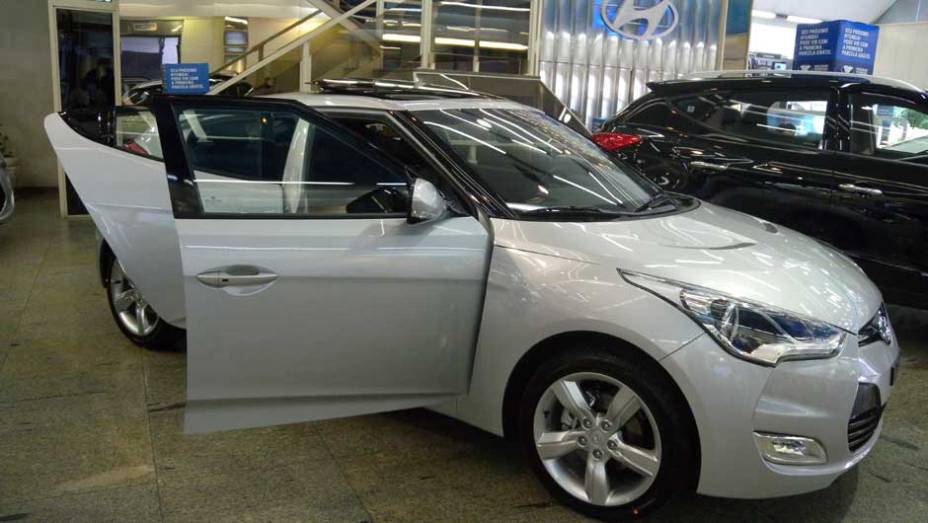 Hyundai Veloster | <a href="https://preprod.quatrorodas.abril.com.br/noticias/veloster-elantra-ja-estao-venda-concessionarias-hyundai-303518_p.shtml" rel="migration">Leia mais</a>