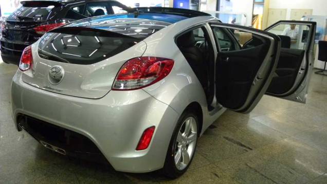Hyundai Veloster | <a href="https://preprod.quatrorodas.abril.com.br/noticias/veloster-elantra-ja-estao-venda-concessionarias-hyundai-303518_p.shtml" rel="migration">Leia mais</a> Hyundai Veloster | <a href="https://preprod.quatrorodas.abril.com.br/noticias/veloster-elantra-ja-estao-venda-concessionarias-hyundai-303518_p.shtml" rel="migration">Leia mais</a>