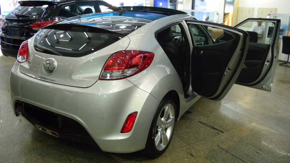 Hyundai Veloster | <a href="https://preprod.quatrorodas.abril.com.br/noticias/veloster-elantra-ja-estao-venda-concessionarias-hyundai-303518_p.shtml" rel="migration">Leia mais</a>