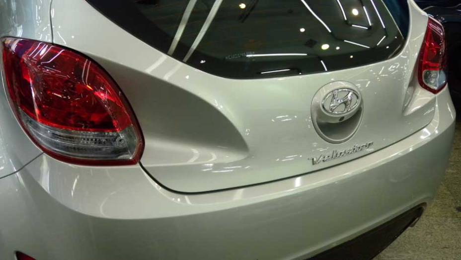 Hyundai Veloster | <a href="https://preprod.quatrorodas.abril.com.br/noticias/veloster-elantra-ja-estao-venda-concessionarias-hyundai-303518_p.shtml" rel="migration">Leia mais</a>