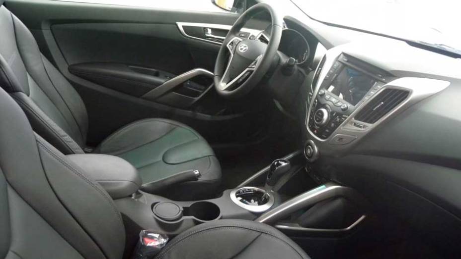 Hyundai Veloster | <a href="https://preprod.quatrorodas.abril.com.br/noticias/veloster-elantra-ja-estao-venda-concessionarias-hyundai-303518_p.shtml" rel="migration">Leia mais</a>