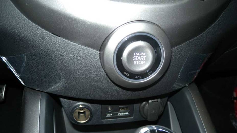 Hyundai Veloster | <a href="https://preprod.quatrorodas.abril.com.br/noticias/veloster-elantra-ja-estao-venda-concessionarias-hyundai-303518_p.shtml" rel="migration">Leia mais</a>