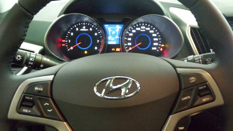 Hyundai Veloster | <a href="https://preprod.quatrorodas.abril.com.br/noticias/veloster-elantra-ja-estao-venda-concessionarias-hyundai-303518_p.shtml" rel="migration">Leia mais</a>