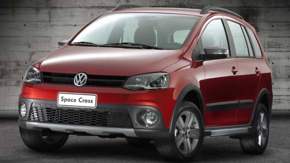 Visual discreto não esconde parentesco com o CrossFox | <a href="https://preprod.quatrorodas.abril.com.br/carros/lancamentos/volkswagen-space-cross-638261.shtml" rel="migration">Leia mais</a>