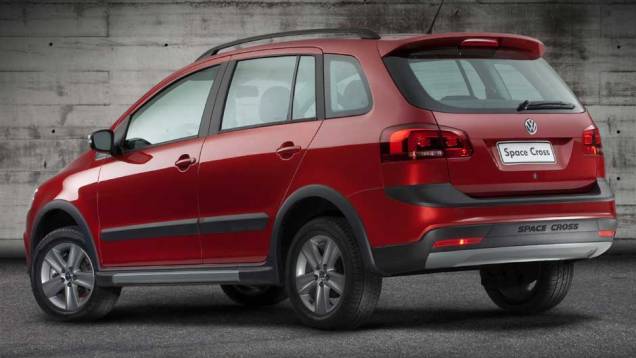 A grande diferença em relação ao seu irmão menor está na traseira, pois não há suporte para o estepe | <a href="https://preprod.quatrorodas.abril.com.br/carros/lancamentos/volkswagen-space-cross-638261.shtml" rel="migration">Leia mais</a> A grande diferença em relação ao seu irmão menor está na traseira, pois não há suporte para o estepe | <a href="https://preprod.quatrorodas.abril.com.br/carros/lancamentos/volkswagen-space-cross-638261.shtml" rel="migration">Leia mais</a>