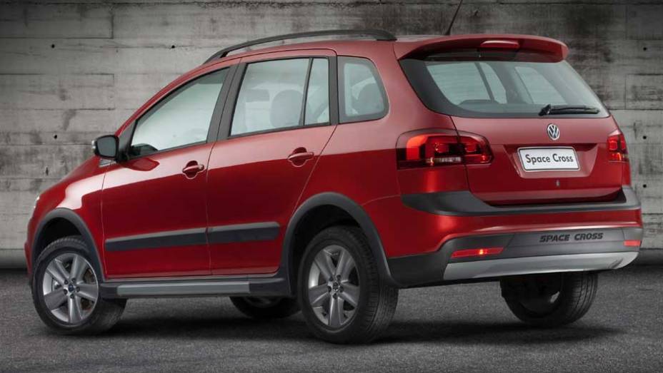 A grande diferen&ccedil;a em rela&ccedil;&atilde;o ao seu irm&atilde;o menor est&aacute; na traseira, pois n&atilde;o h&aacute; suporte para o estepe | <a href="https://preprod.quatrorodas.abril.com.br/carros/lancamentos/volkswagen-space-cross-638261.shtml" rel="migration">Leia mais</a>