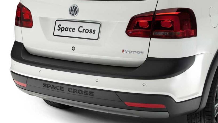 A suspensão foi elevada em 35 milímetros na traseira | <a href="https://preprod.quatrorodas.abril.com.br/carros/lancamentos/volkswagen-space-cross-638261.shtml" rel="migration">Leia mais</a>