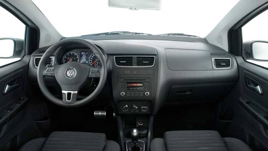 Interior vem recheado de itens de série. | <a href="https://preprod.quatrorodas.abril.com.br/carros/lancamentos/volkswagen-space-cross-638261.shtml" rel="migration">Leia mais</a>