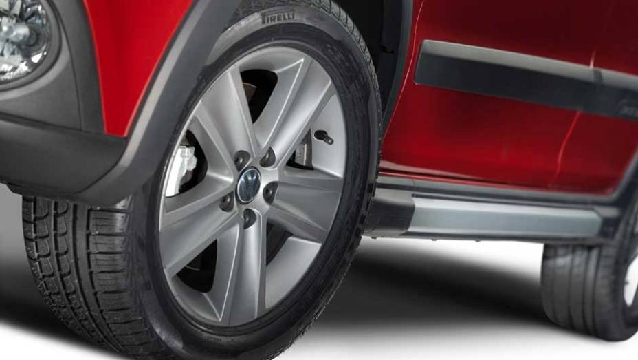 As rodas de 15 polegadas s&atilde;o pintadas de grafite. | <a href="https://preprod.quatrorodas.abril.com.br/carros/lancamentos/volkswagen-space-cross-638261.shtml" rel="migration">Leia mais</a>