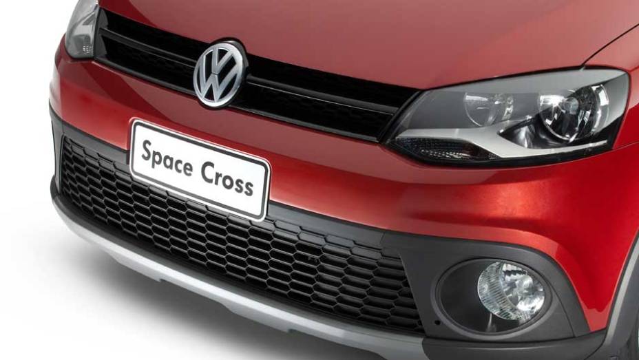 Na frente, a grade do tipo colméia e os faróis auxiliares se destacam. | <a href="https://preprod.quatrorodas.abril.com.br/carros/lancamentos/volkswagen-space-cross-638261.shtml" rel="migration">Leia mais</a>