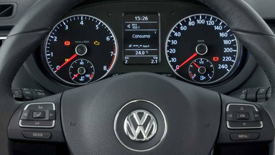 O painel tem visual limpo e proporciona f&aacute;cil leitura dos instrumentos. | <a href="https://preprod.quatrorodas.abril.com.br/carros/lancamentos/volkswagen-space-cross-638261.shtml" rel="migration">Leia mais</a>