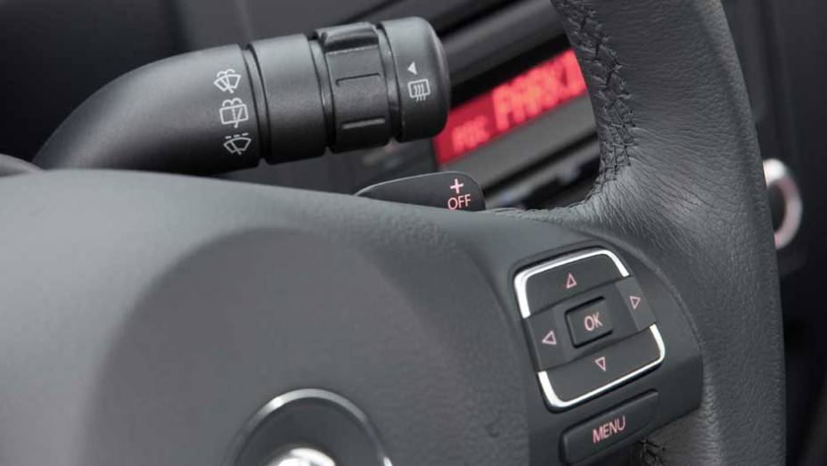 O volante multifuncional tem comandos de r&aacute;dio e borboletas para trocas de marcha. | <a href="https://preprod.quatrorodas.abril.com.br/carros/lancamentos/volkswagen-space-cross-638261.shtml" rel="migration">Leia mais</a>