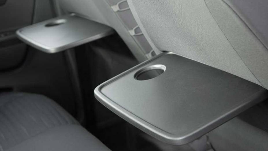 As mesinhas do tipo avi&atilde;o s&atilde;o oferecidas de s&eacute;rie. | <a href="https://preprod.quatrorodas.abril.com.br/carros/lancamentos/volkswagen-space-cross-638261.shtml" rel="migration">Leia mais</a>