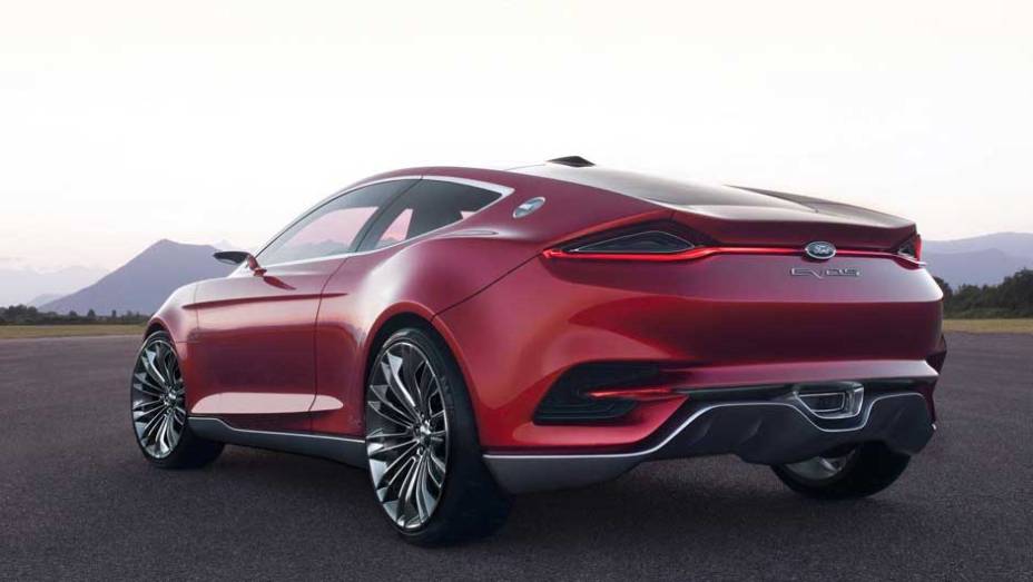As linhas ousadas tamb&eacute;m chamam a aten&ccedil;&atilde;o | <a href="https://preprod.quatrorodas.abril.com.br/noticias/ford-mostra-cupe-esportivo-evos-300581_p.shtml" rel="migration">Leia mais</a>