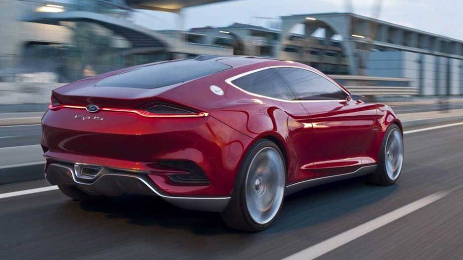 Embora a montadora n&atilde;o tenha revelado detalhes, o carro usar&aacute; um motor 2.0 a gasolina e um propulsor el&eacute;trico | <a href="https://preprod.quatrorodas.abril.com.br/noticias/ford-mostra-cupe-esportivo-evos-300581_p.shtml" rel="migration">Leia mais</a>