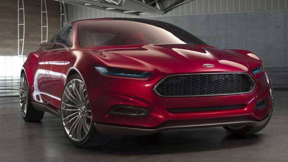 Grade frontal &eacute; muito parecida com os carros da Aston Martin | <a href="https://preprod.quatrorodas.abril.com.br/noticias/ford-mostra-cupe-esportivo-evos-300581_p.shtml" rel="migration">Leia mais</a>