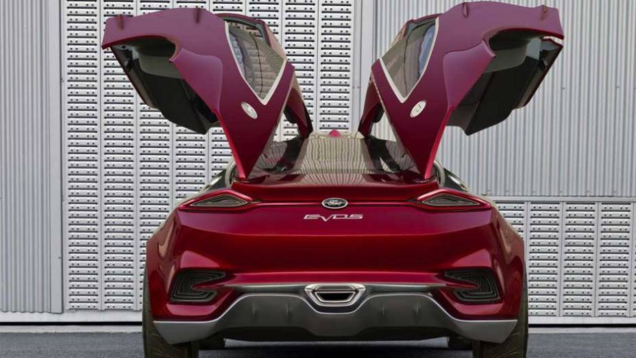 Abertura das portas do tipo asa de gaivota tamb&eacute;m &eacute; destaque | <a href="https://preprod.quatrorodas.abril.com.br/noticias/ford-mostra-cupe-esportivo-evos-300581_p.shtml" rel="migration">Leia mais</a>