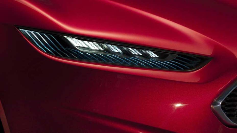 Far&oacute;is discretos possuem formato afilado | <a href="https://preprod.quatrorodas.abril.com.br/noticias/ford-mostra-cupe-esportivo-evos-300581_p.shtml" rel="migration">Leia mais</a>