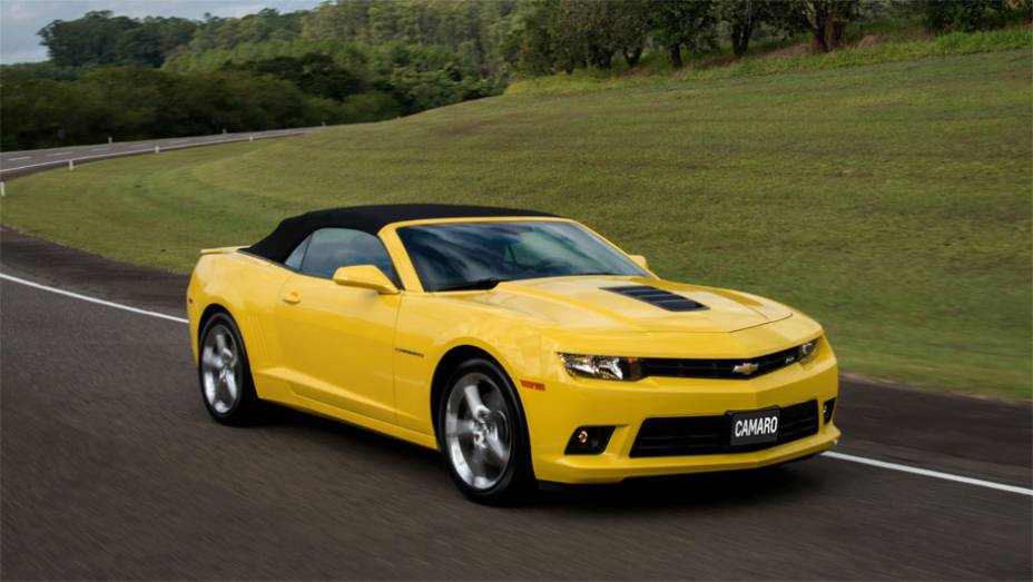 O modelo conta com motor 6.2 V8, que entrega 406 cavalos de potência e 56,7 mkgf de torque | <a href="https://preprod.quatrorodas.abril.com.br/noticias/fabricantes/chevrolet-traz-camaro-conversivel-ao-brasil-785537.shtml" rel="migration">Leia mais</a>