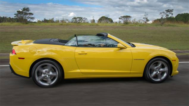 Para entregar toda a potência para as rodas traseiras, o Camaro conta com uma transmissão sequencial/automática de seis velocidades GR6 | <a href="https://preprod.quatrorodas.abril.com.br/noticias/fabricantes/chevrolet-traz-camaro-conversivel-ao-brasil-785537.shtm" rel="migration"></a> Para entregar toda a potência para as rodas traseiras, o Camaro conta com uma transmissão sequencial/automática de seis velocidades GR6 | <a href="https://preprod.quatrorodas.abril.com.br/noticias/fabricantes/chevrolet-traz-camaro-conversivel-ao-brasil-785537.shtm" rel="migration"></a>