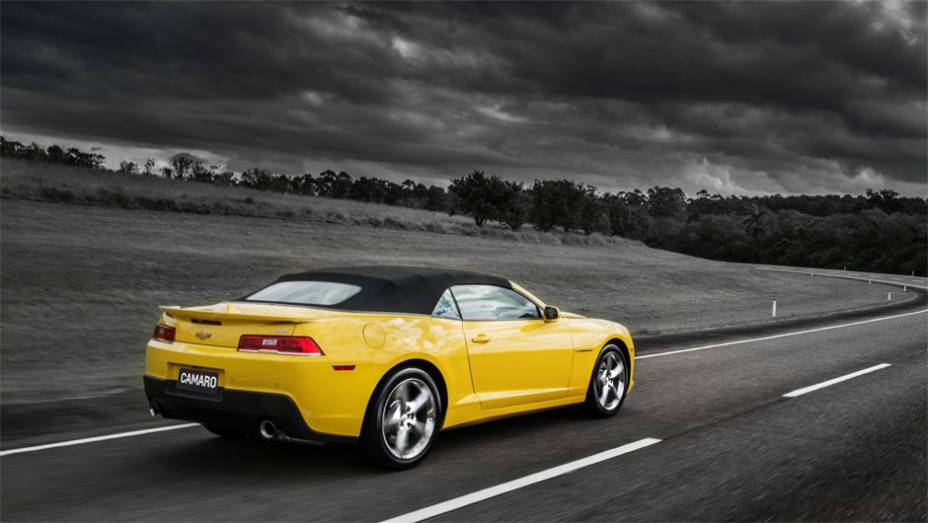 O novo Chevrolet Camaro conversível já está disponível na rede autorizada em quatro cores: Preto Global, Branco Summit, Amarelo Lemon Peel, Cinza Ashen | <a href="https://preprod.quatrorodas.abril.com.br/noticias/fabricantes/chevrolet-traz-camaro-conversivel-ao-br" rel="migration"></a>