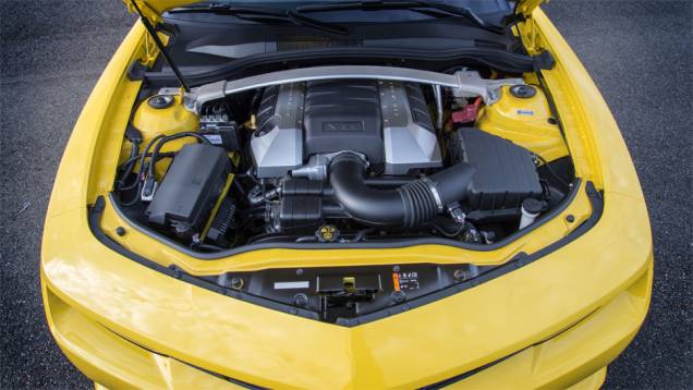 Detalhe do motor do Camaro | <a href="https://preprod.quatrorodas.abril.com.br/noticias/fabricantes/chevrolet-traz-camaro-conversivel-ao-brasil-785537.shtml" rel="migration">Leia mais</a> Detalhe do motor do Camaro | <a href="https://preprod.quatrorodas.abril.com.br/noticias/fabricantes/chevrolet-traz-camaro-conversivel-ao-brasil-785537.shtml" rel="migration">Leia mais</a>