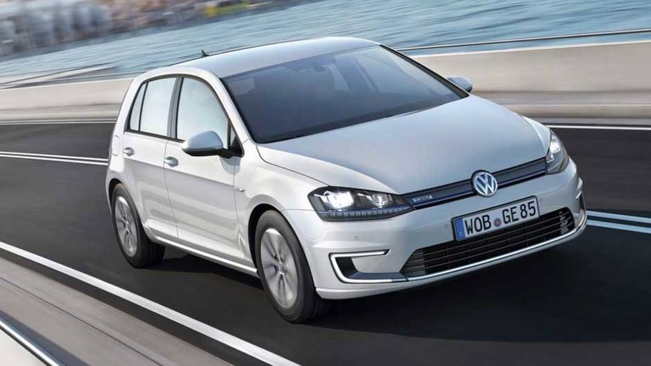 O e-Golf tem um motor com aproximadamente 115 cv | <a href="https://preprod.quatrorodas.abril.com.br/saloes/frankfurt/2013/volkswagen-e-golf-e-up-752904.shtml" rel="migration">Leia mais</a>