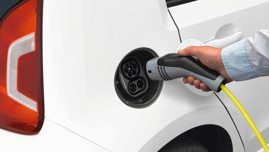 Carregar 80% das baterias em pontos de recarga r&aacute;pida levar&aacute; aproximadamente meia hora | <a href="https://preprod.quatrorodas.abril.com.br/saloes/frankfurt/2013/volkswagen-e-golf-e-up-752904.shtml" rel="migration">Leia mais</a>