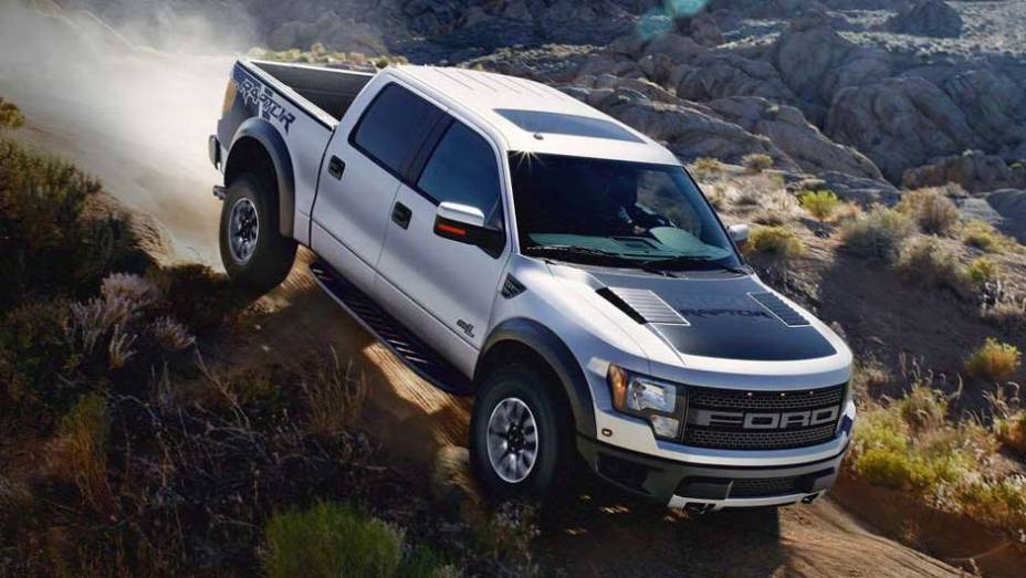 Picape também ganhou novo diferencial que ajusta o torque entre as rodas | <a href="https://preprod.quatrorodas.abril.com.br/noticias/nova-linha-ford-f-150-ganha-camera-dianteira-303573_p.shtml" rel="migration">Leia mais</a>