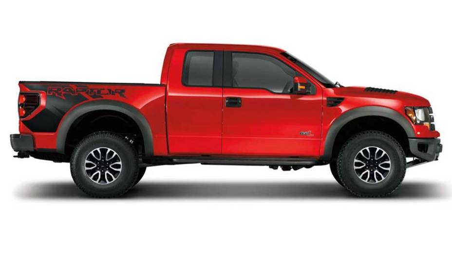 Sob o capô, o motor continua o mesmo: 6.2 V8 de 411 cv de potência e 60 mkgf de torque | <a href="https://preprod.quatrorodas.abril.com.br/noticias/nova-linha-ford-f-150-ganha-camera-dianteira-303573_p.shtml" rel="migration">Leia mais</a>
