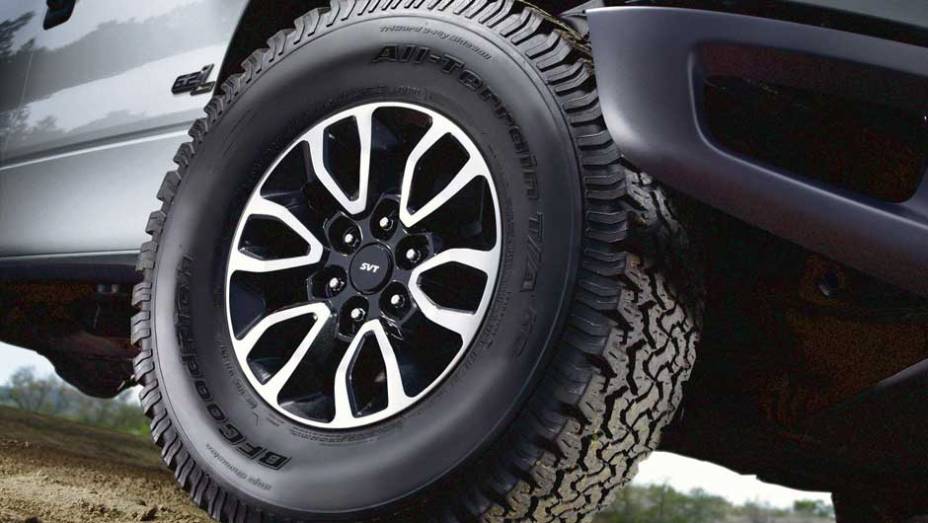 Pneus da versão Raptor são de uso misto | <a href="https://preprod.quatrorodas.abril.com.br/noticias/nova-linha-ford-f-150-ganha-camera-dianteira-303573_p.shtml" rel="migration">Leia mais</a>