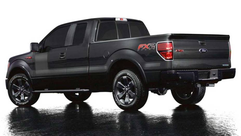Na versão FX há um novo pacote que incrementa a aparência da picape | <a href="https://preprod.quatrorodas.abril.com.br/noticias/nova-linha-ford-f-150-ganha-camera-dianteira-303573_p.shtml" rel="migration">Leia mais</a>