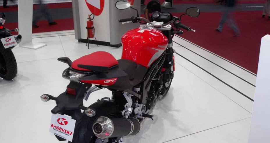 Suspensão traseira tem balança monoschock | <a href="https://preprod.quatrorodas.abril.com.br/moto/noticias/kasinski-lanca-comet-gt-650-642081.shtml" rel="migration">Leia mais</a>