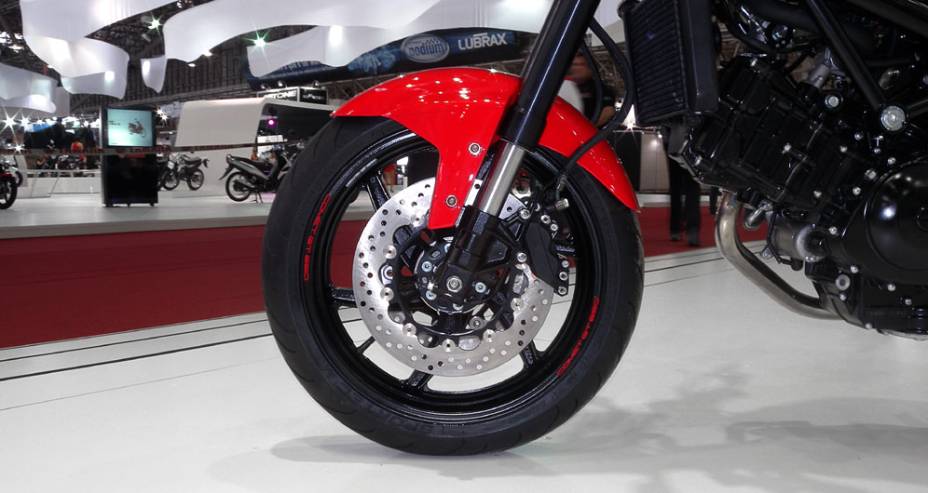 Suspensão dianteira é invertida | <a href="https://preprod.quatrorodas.abril.com.br/moto/noticias/kasinski-lanca-comet-gt-650-642081.shtml" rel="migration">Leia mais</a>