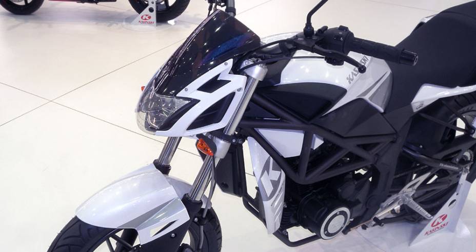 Motor gera potência de 13 cv a 8.000 rpm | <a href="https://preprod.quatrorodas.abril.com.br/moto/noticias/kasinski-apresenta-nova-comet-gt-150-642186.shtml" rel="migration">Leia mais</a>