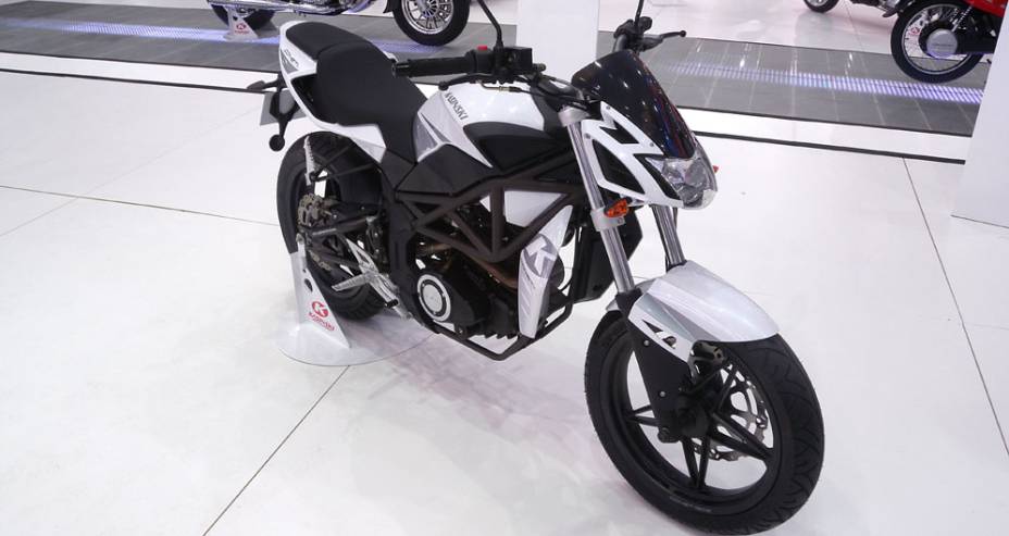 Transmissão é de cinco velocidades | <a href="https://preprod.quatrorodas.abril.com.br/moto/noticias/kasinski-apresenta-nova-comet-gt-150-642186.shtml" rel="migration">Leia mais</a>