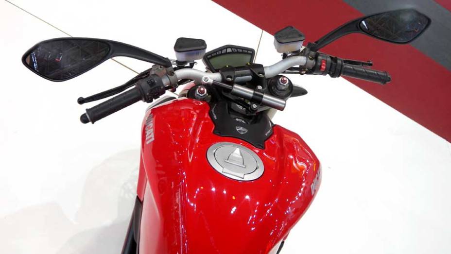 Na Europa a moto deve chegar em novembro | <a href="https://preprod.quatrorodas.abril.com.br/moto/noticias/ducati-mostra-streetfighter-848-salao-duas-rodas-642385.shtml" rel="migration">Leia mais</a>