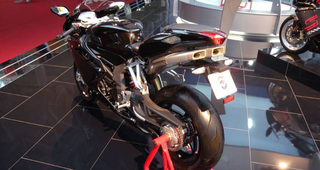 F4 ultrapassa os 300 km/h | <a href="https://preprod.quatrorodas.abril.com.br/moto/noticias/mv-agusta-f4-ultrapassa-300-km-h-642365.shtml" rel="migration">Leia mais</a> F4 ultrapassa os 300 km/h | <a href="https://preprod.quatrorodas.abril.com.br/moto/noticias/mv-agusta-f4-ultrapassa-300-km-h-642365.shtml" rel="migration">Leia mais</a>