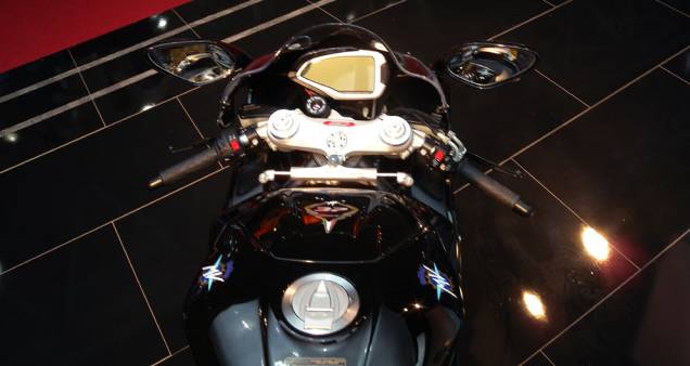 Painel exibe cronômetro para contar voltas | <a href="https://preprod.quatrorodas.abril.com.br/moto/noticias/mv-agusta-f4-ultrapassa-300-km-h-642365.shtml" rel="migration">Leia mais</a> Painel exibe cronômetro para contar voltas | <a href="https://preprod.quatrorodas.abril.com.br/moto/noticias/mv-agusta-f4-ultrapassa-300-km-h-642365.shtml" rel="migration">Leia mais</a>