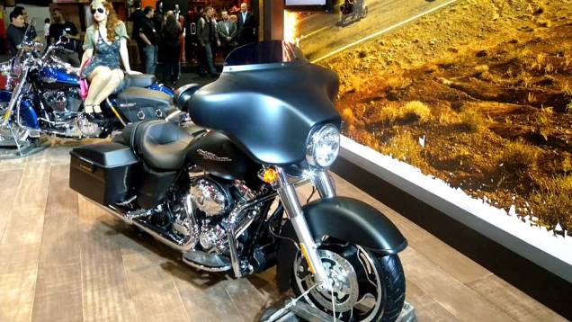 Modelo tem motor de 1700 cc | <a href="https://preprod.quatrorodas.abril.com.br/moto/noticias/h-d-street-glide-versao-2012-642201.shtml" rel="migration">Leia mais</a> Modelo tem motor de 1700 cc | <a href="https://preprod.quatrorodas.abril.com.br/moto/noticias/h-d-street-glide-versao-2012-642201.shtml" rel="migration">Leia mais</a>