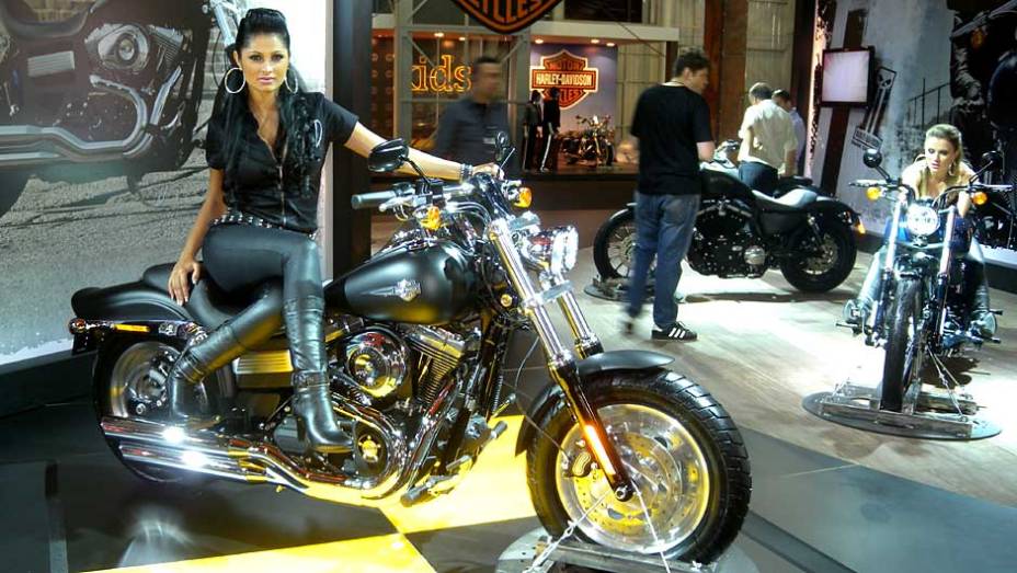 Dark custom tem visual imponente | <a href="https://preprod.quatrorodas.abril.com.br/moto/noticias/fat-bob-atracoes-harley-davidson-642200.shtml" rel="migration">Leia mais</a>