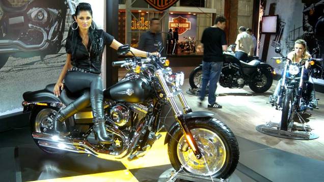 Dark custom tem visual imponente | <a href="https://preprod.quatrorodas.abril.com.br/moto/noticias/fat-bob-atracoes-harley-davidson-642200.shtml" rel="migration">Leia mais</a> Dark custom tem visual imponente | <a href="https://preprod.quatrorodas.abril.com.br/moto/noticias/fat-bob-atracoes-harley-davidson-642200.shtml" rel="migration">Leia mais</a>