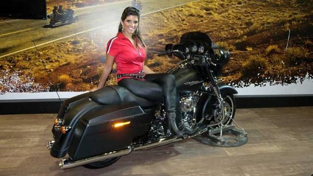 Modelo mais vendido da marca ganha versão 2012 | <a href="https://preprod.quatrorodas.abril.com.br/moto/noticias/h-d-street-glide-versao-2012-642201.shtml" rel="migration">Leia mais</a> Modelo mais vendido da marca ganha versão 2012 | <a href="https://preprod.quatrorodas.abril.com.br/moto/noticias/h-d-street-glide-versao-2012-642201.shtml" rel="migration">Leia mais</a>
