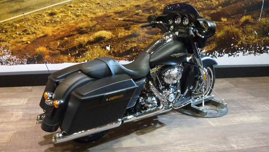 Carenagem asa de morcego chama atenção | <a href="https://preprod.quatrorodas.abril.com.br/moto/noticias/h-d-street-glide-versao-2012-642201.shtml" rel="migration">Leia mais</a>
