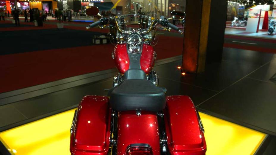 Moto vem com freios ABS de série | <a href="https://preprod.quatrorodas.abril.com.br/moto/noticias/harley-davidson-lanca-switchback-642198.shtml" rel="migration">Leia mais</a>
